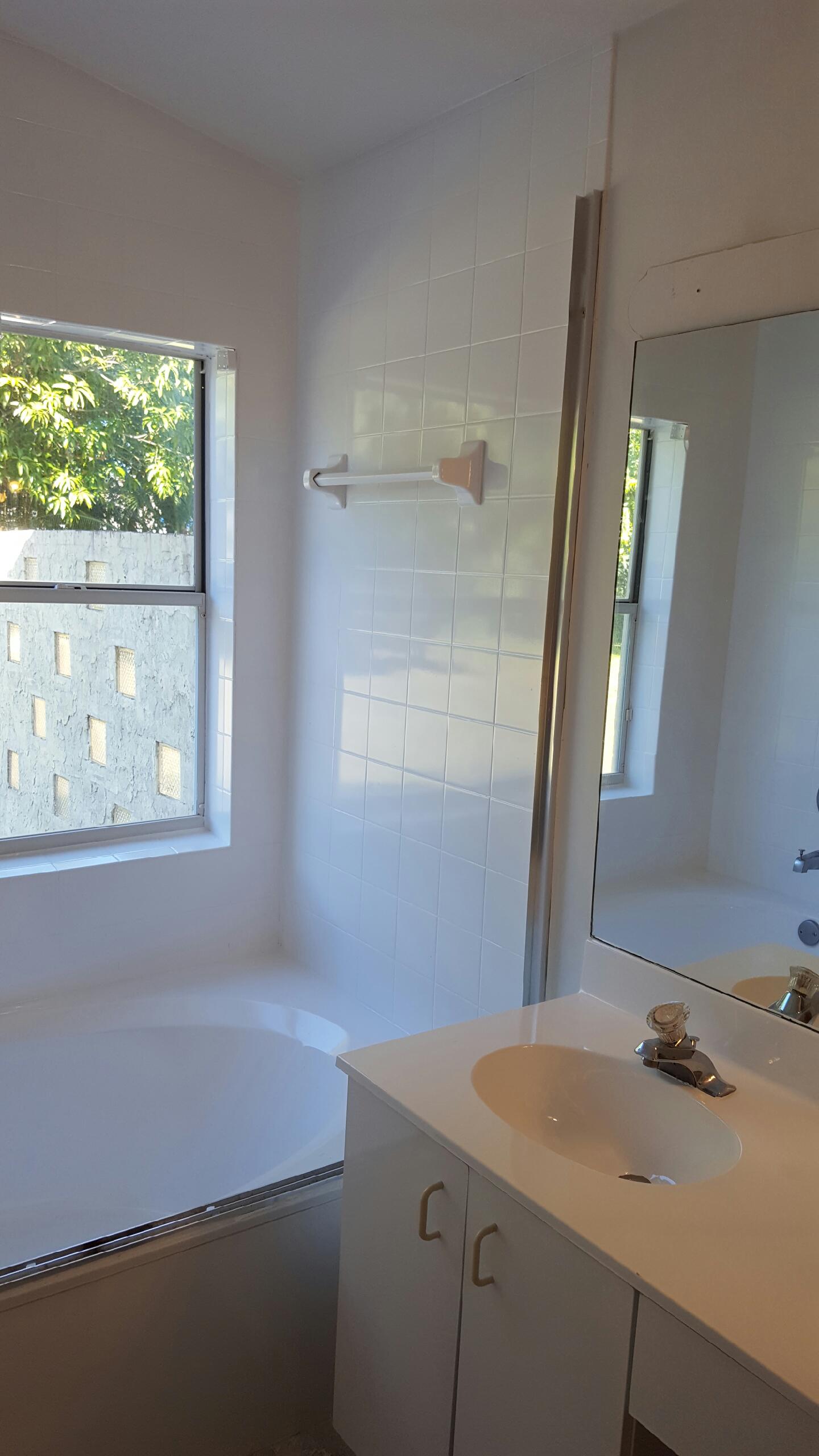 Bathtub Refinishing / Reglazing Boynton Beach & Gulf Stream (561) 394